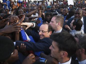 Bain de foule à Bamako pour François Hollande, le 2 février 2013. REUTERS/Joe Penney