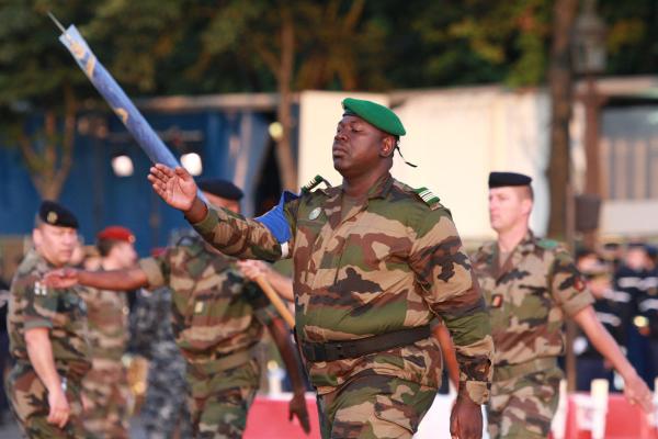 Officier malien en r&eacute;p&eacute;tition pour le d&eacute;fil&eacute; du 14 Juillet 2013 (Cr&eacute;dit rfi.fr)